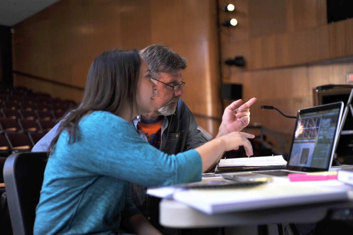 Faculty member teaching a Uҹ糡 student